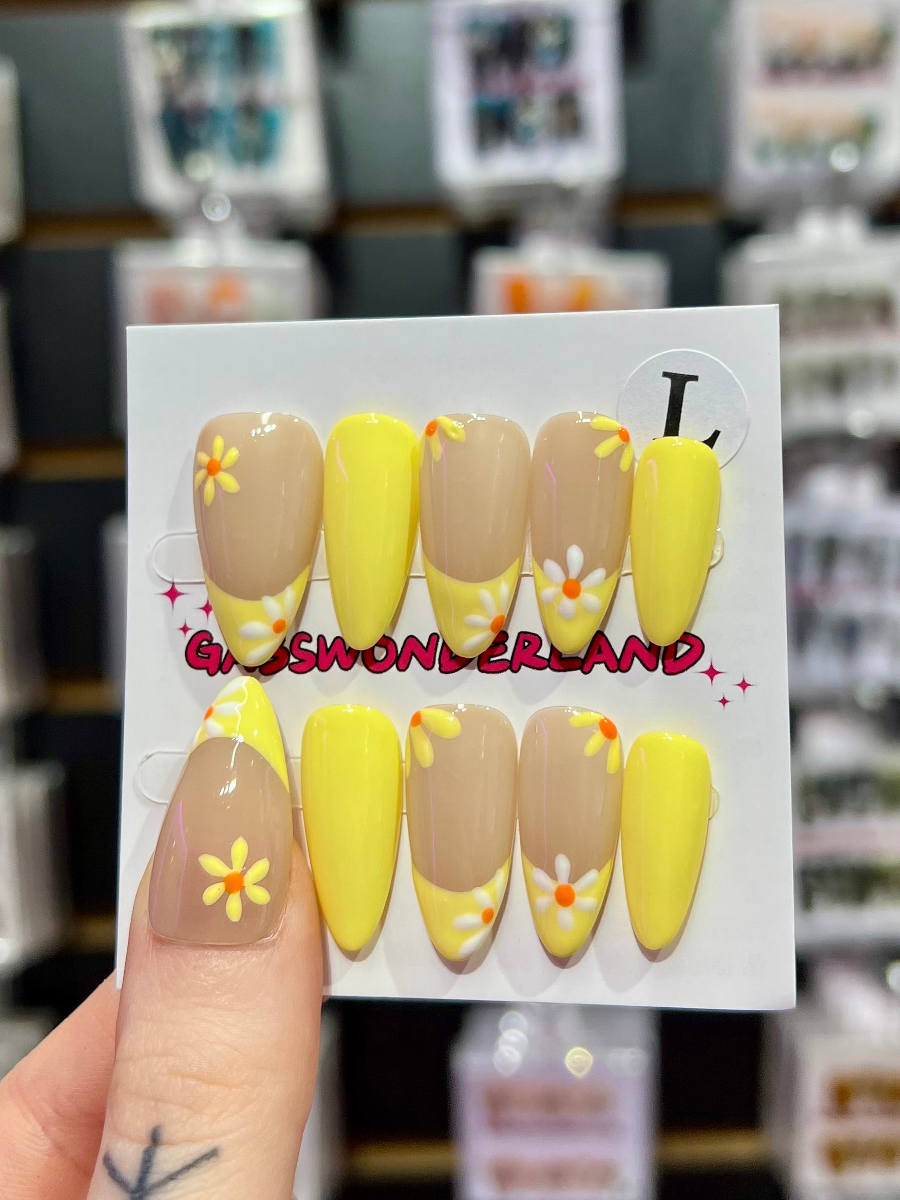 Butter Daisy Nails
