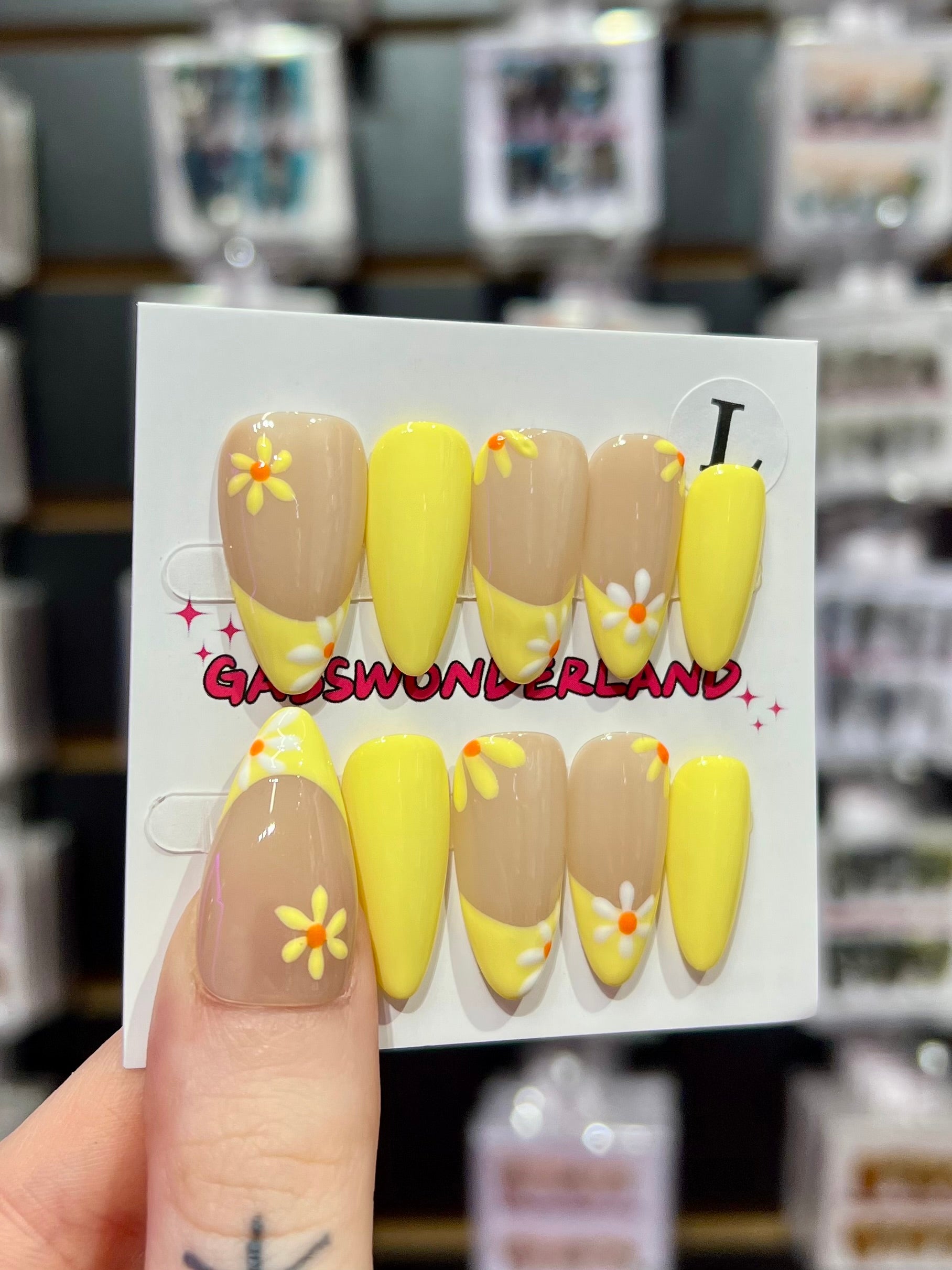 Butter Daisy Nails